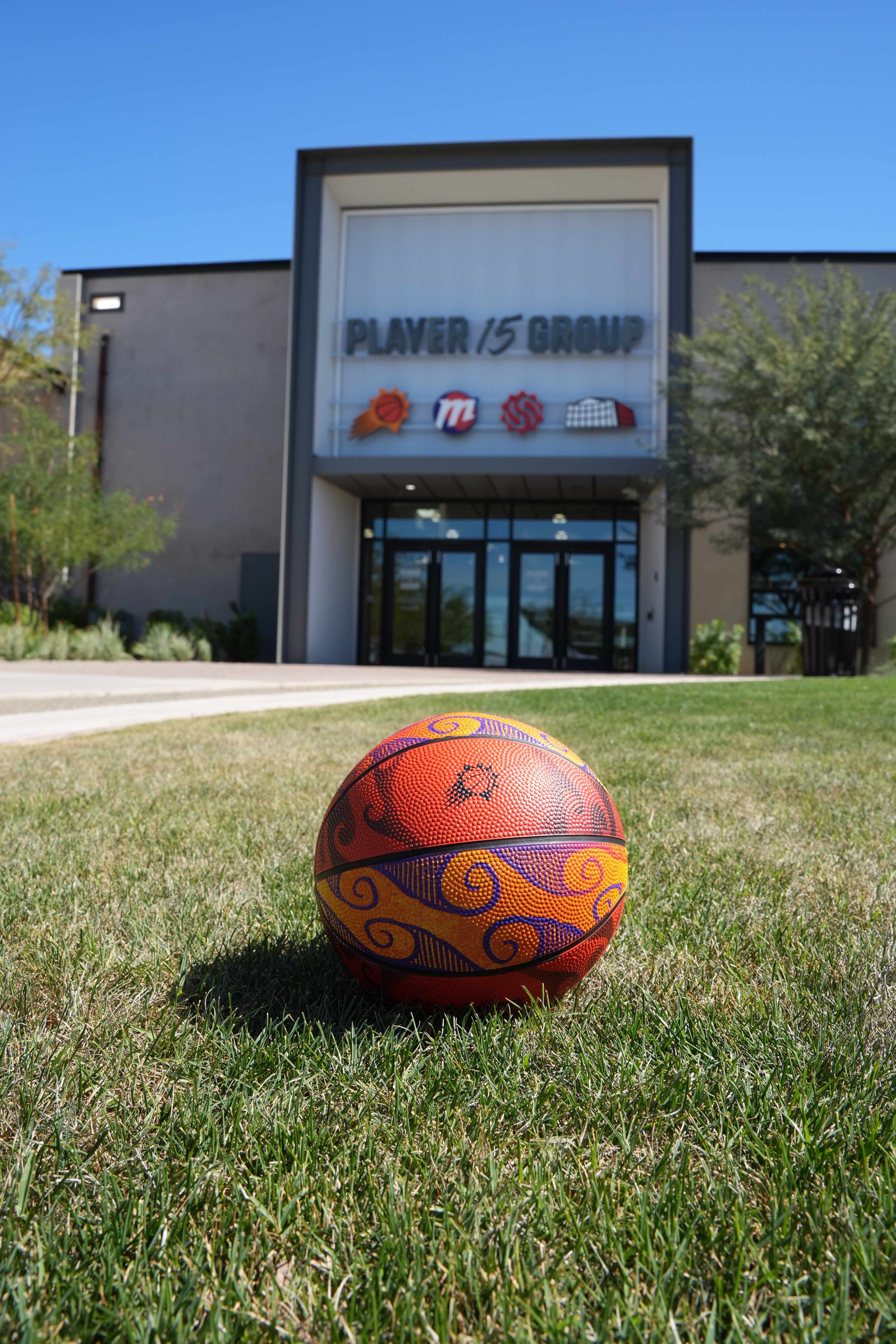 今天到场观众将获得球队迷你小篮球，有想要的粉丝吗 🙌菲尼克斯太阳 ｜旭日东升 