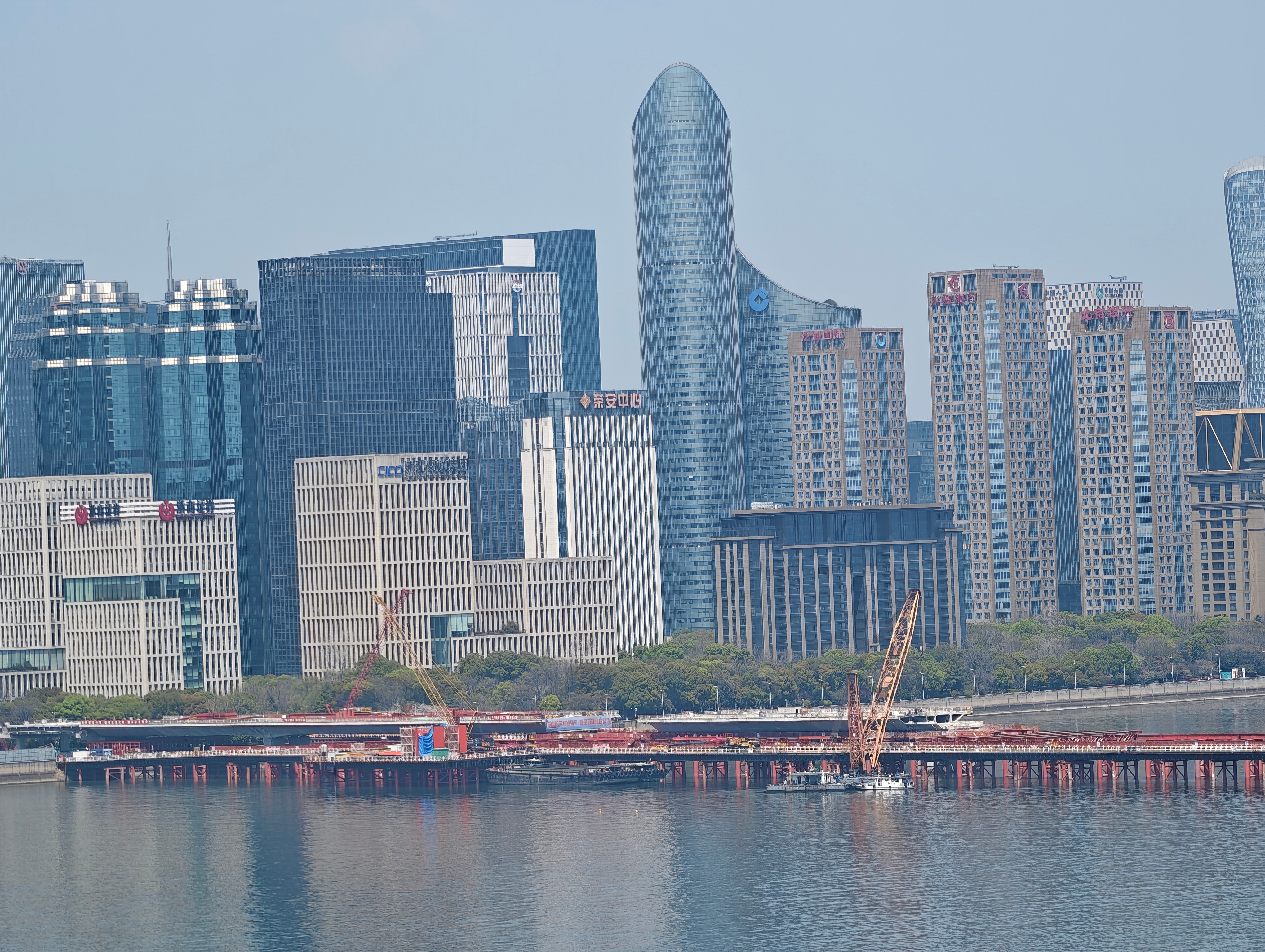 杭州了下午看看丰田铂智7合资纯电轿车，产品力很强！ 杭州