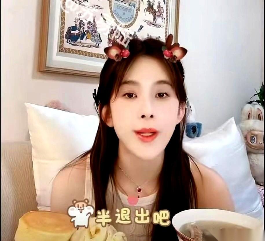 曾经在红毯上摇曳生姿的赵樱子，现在正陷在直播间几千瓦的补光灯里，对着手机屏幕一遍