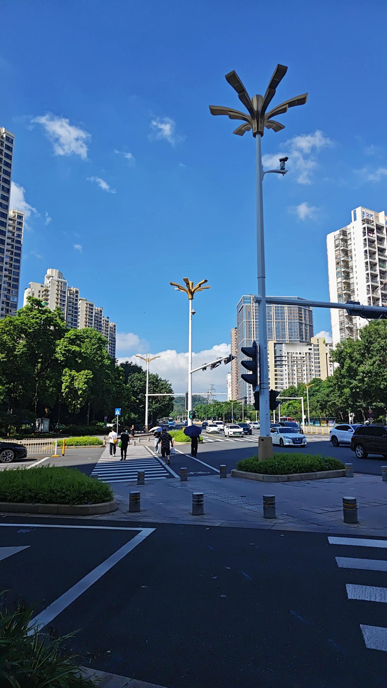 深圳的热度，天空很美，但高温感觉能把人烤得滋滋冒烟。深圳也是一座火炉，只能躲在空