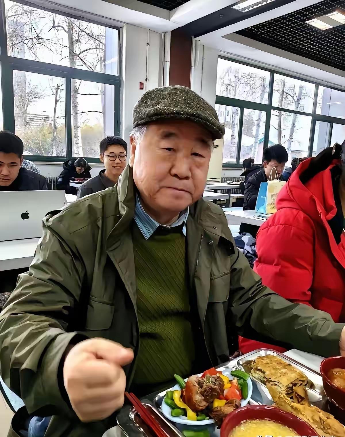 莫言吃食堂饭，饭菜挺丰富，感觉人又胖了，还是肉吃太多，运动太少。莫言今年70岁了