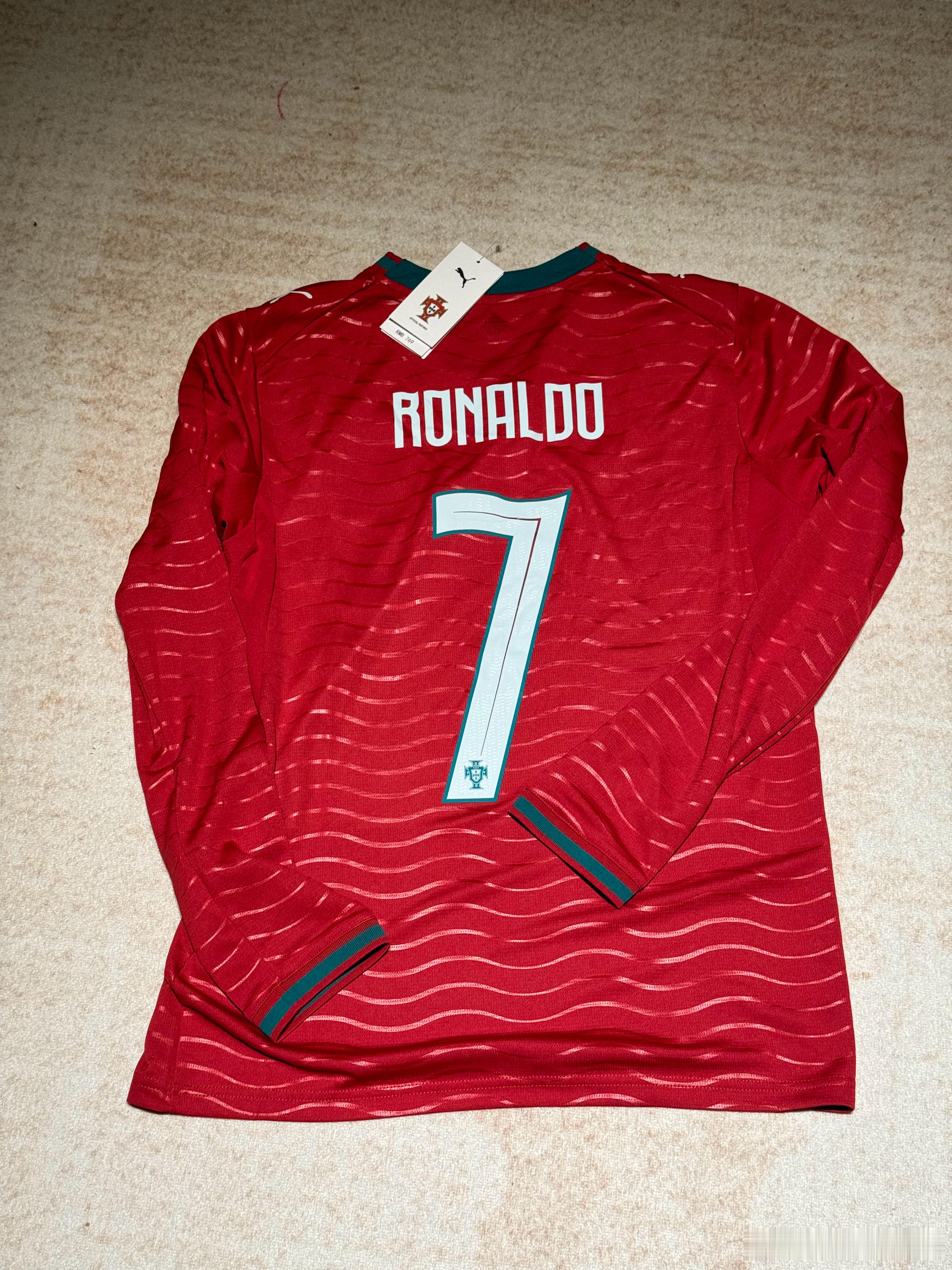 2006年的时候，我特别希望能拥有一件C罗葡萄牙长袖球衣，但当时只有更衣室才有长