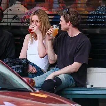 据多家娱乐媒体报道，英国演员乔·阿尔温（Joe Alwyn）近日被拍到与美国女演