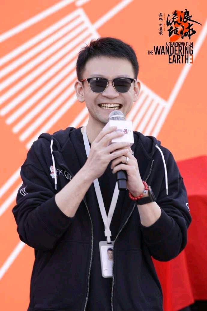 沈腾流浪地球3造型曝光万达影城春节档独家贴片来袭！《流浪地球3》沈腾全新造型首度