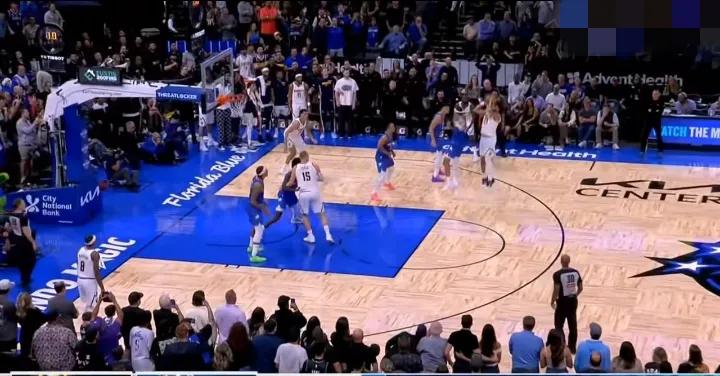 要是打湖人估计就进了
这球还是吓人，路线是进球的路线
穆雷跳投绝杀不中，掘金1分