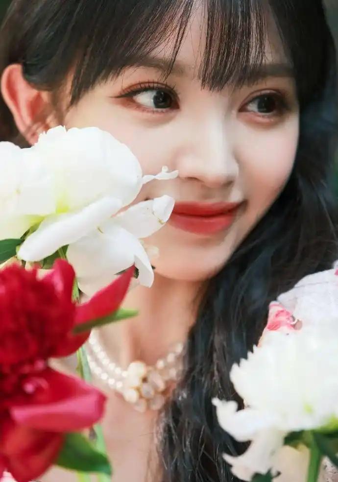 田曦薇：慵懒卷发+碎花裙，穿出复古文艺范儿 
