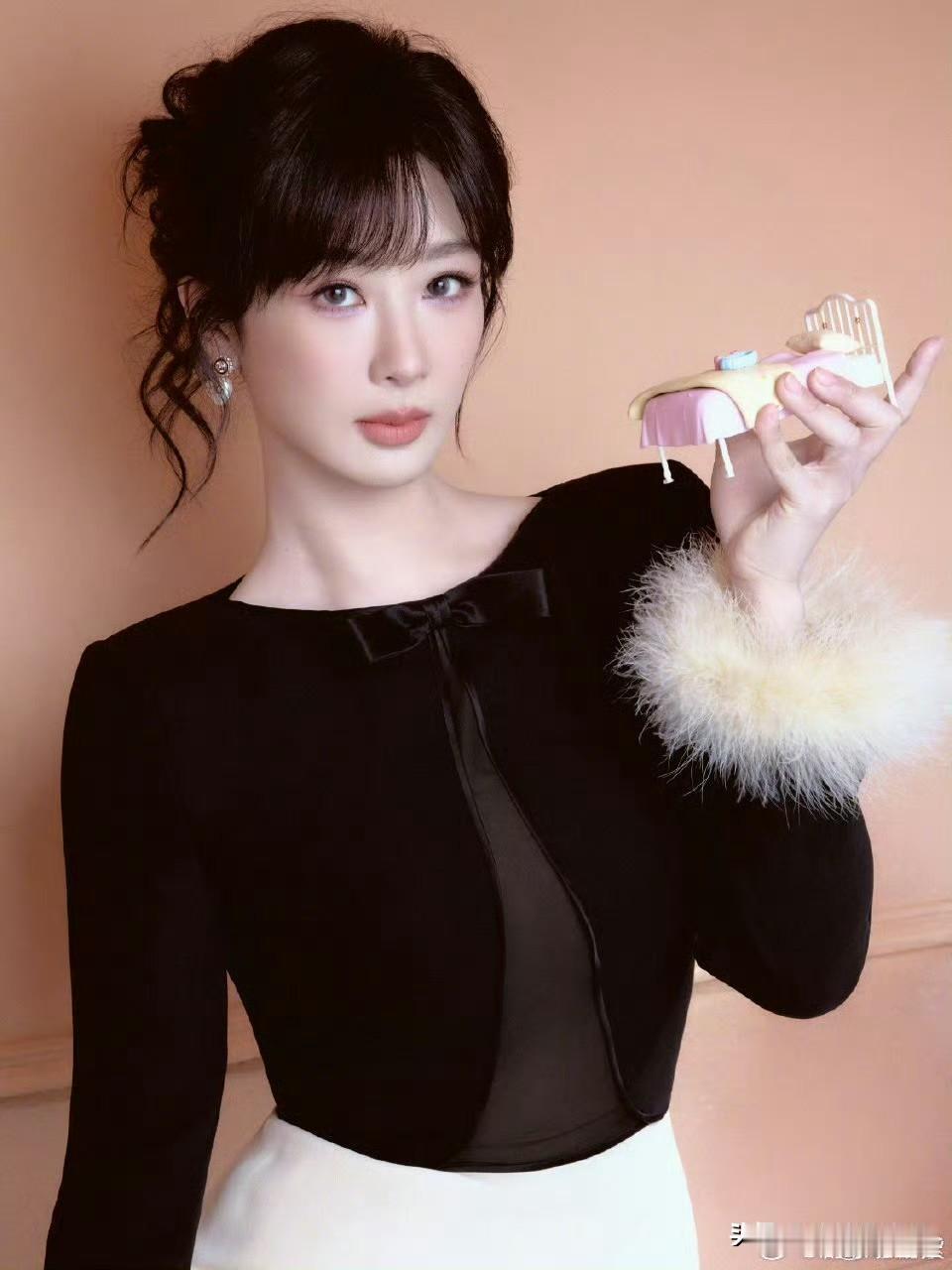 33岁的杨紫
仔细观察一下，她真的是该干的事情一件都没干，谈恋爱，结婚，生孩子，