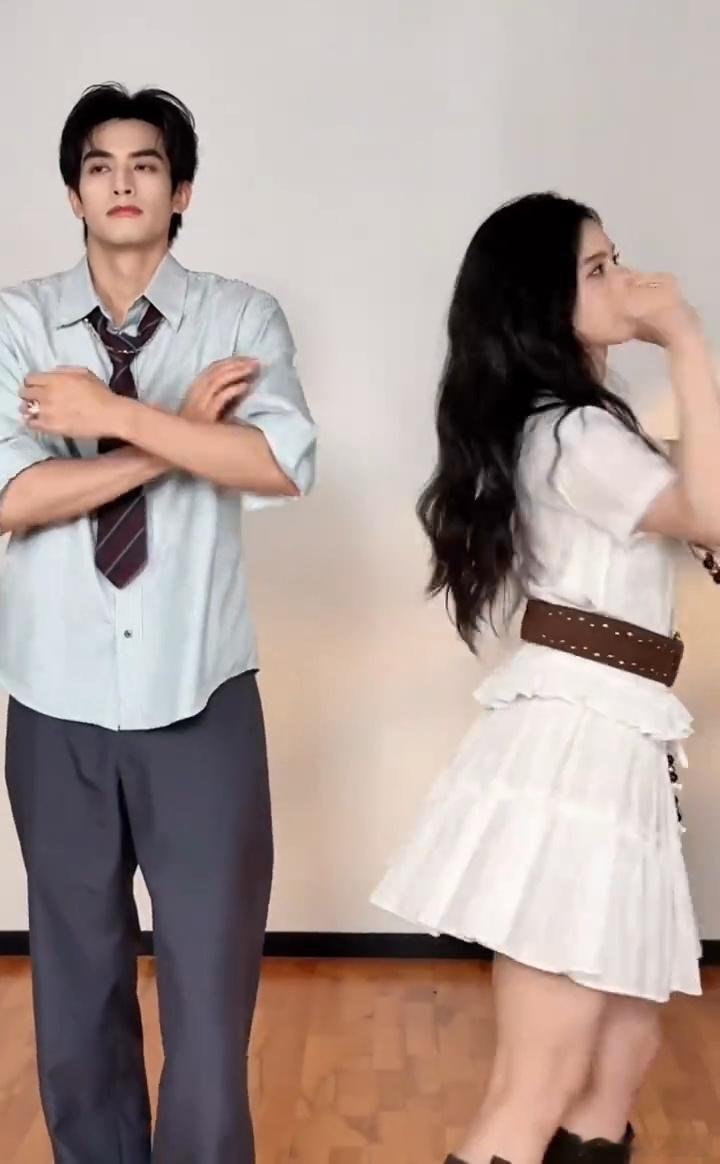 宋威龙张婧仪斗舞合拍宋威龙张婧仪大家来恋爱cha斗舞时偶尔流露的羞涩笑意格外动人