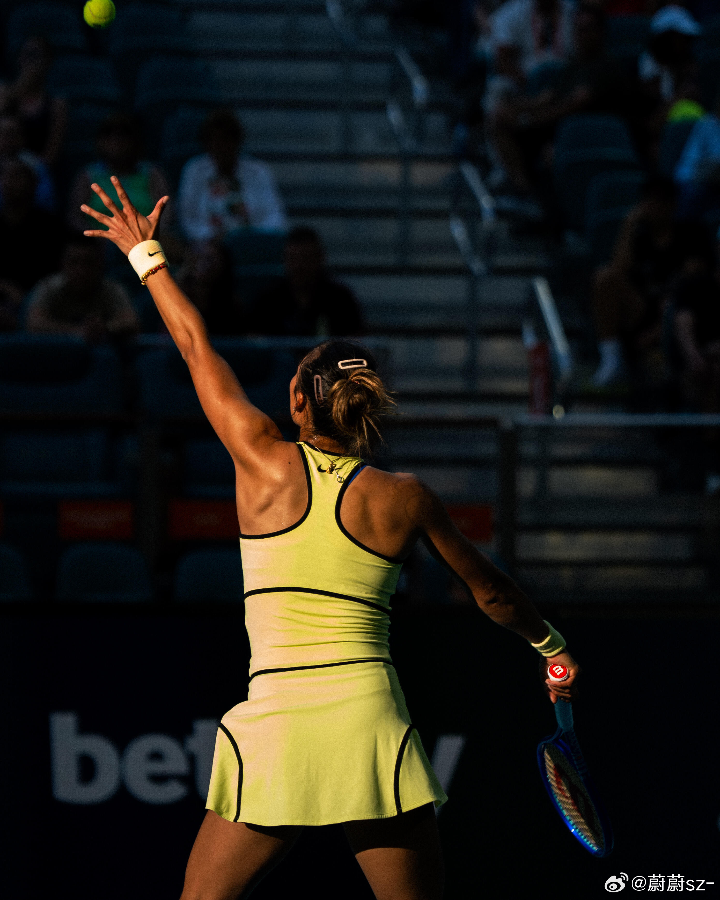 📸：存图文文的肌肉线条也太绝了流畅又紧致，力量与美感拉满～每一帧都自带氛围感，