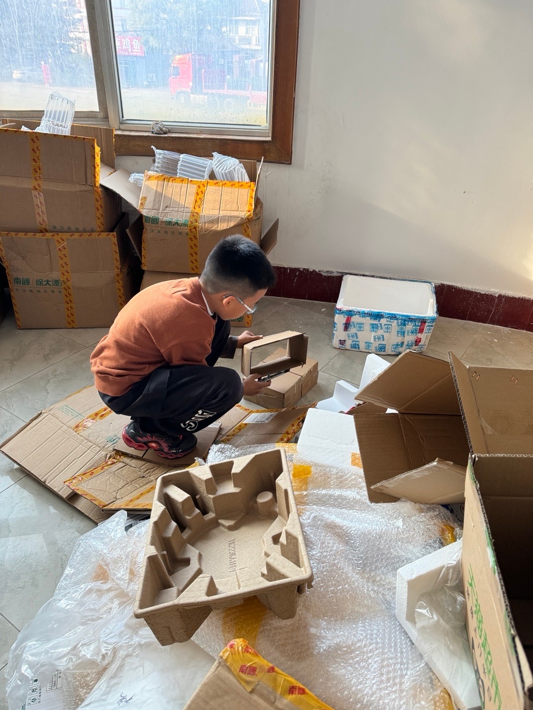 收拾废纸箱，赚零花钱的小孩儿 ​​​