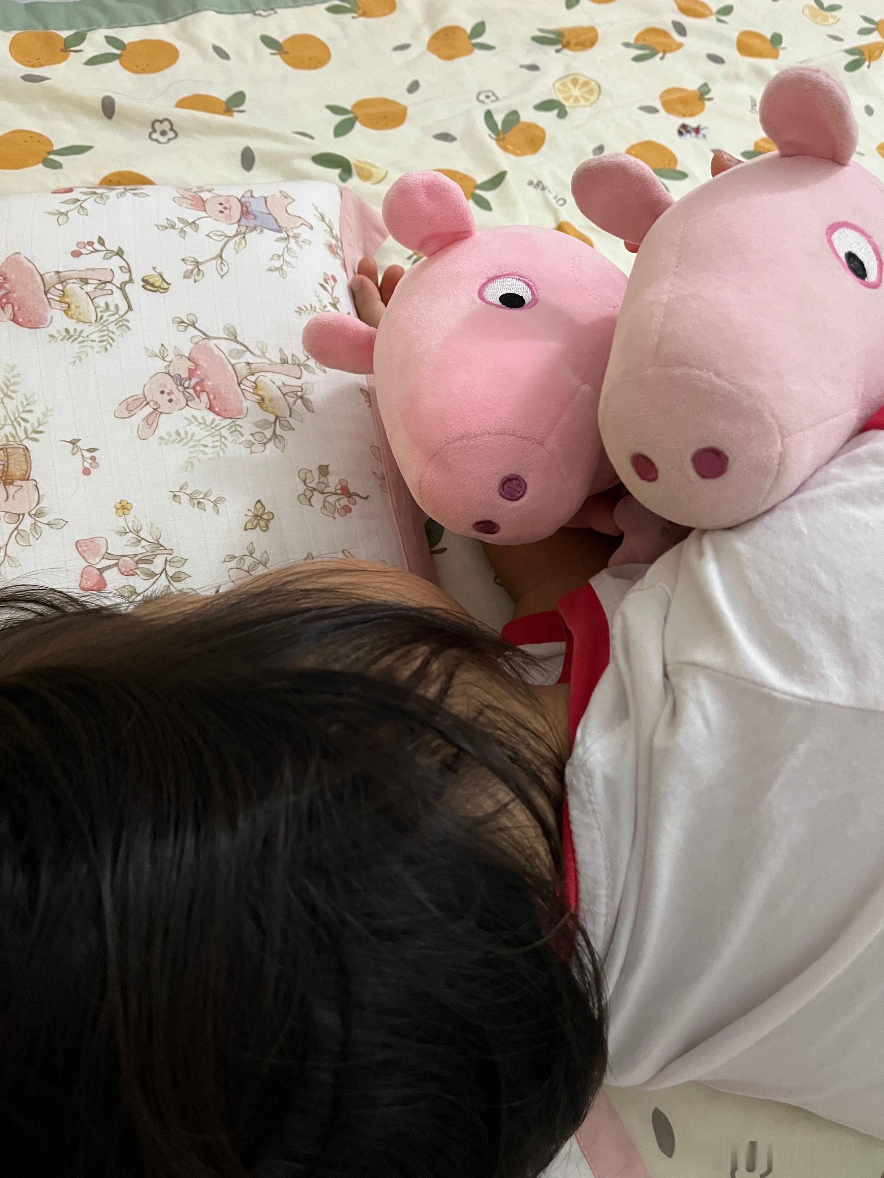 刚睡，10点半才从她同学家里回来，柠宝不肯回来，她同学不肯让她走，从9点拉扯到1