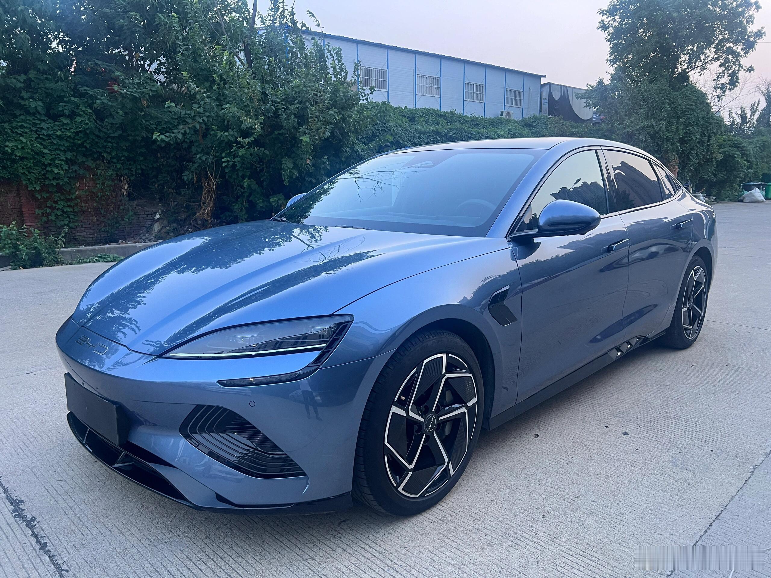 现在路上挂绿牌的车是越来越多了。不知道你有没有想过，国家为什么这么下力气扶持新能