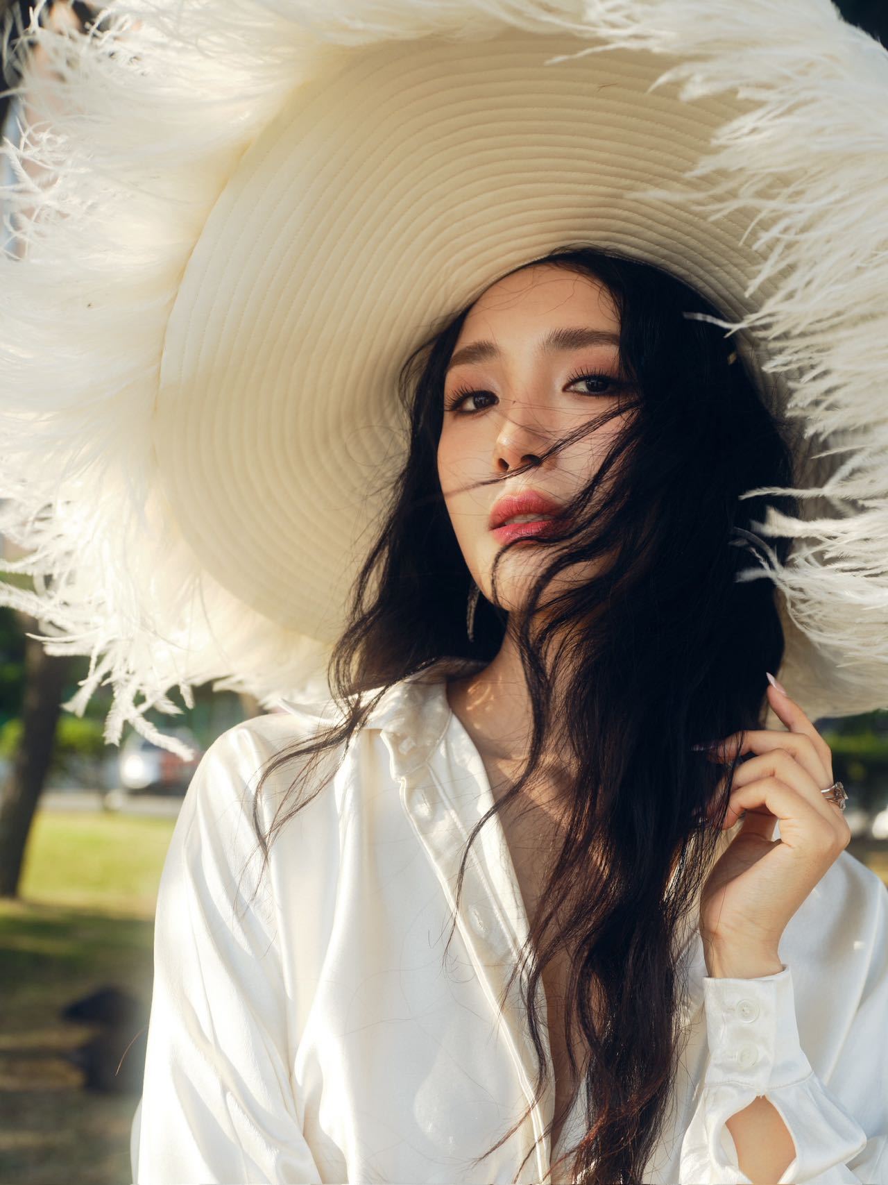 王紫璇的帽子真的不乘哦 釜山电影节现场，王紫璇的造型让人眼前一亮。尤其是那顶帽子