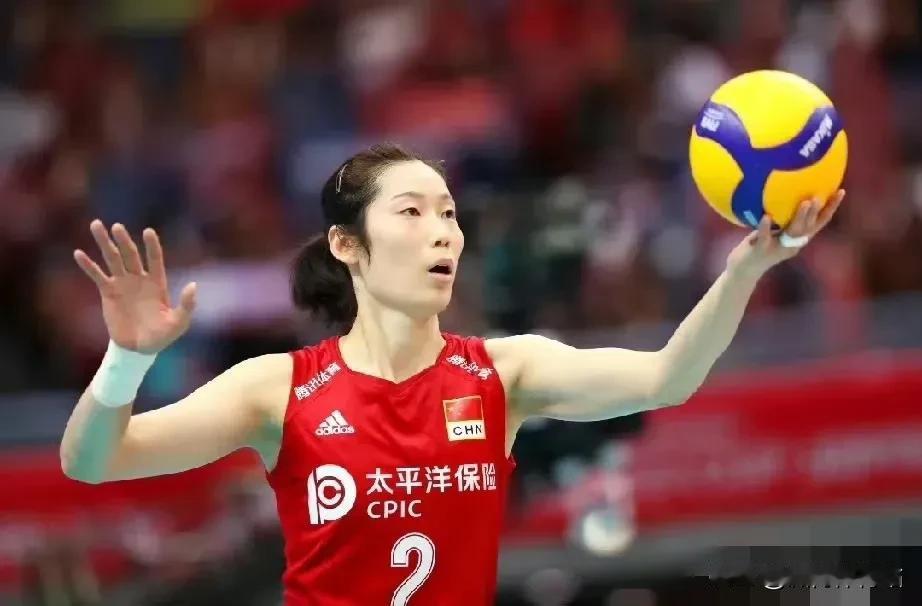 【中国女排新老交替，2号球衣易主】
 
      近日，国际排联官网公布了中国