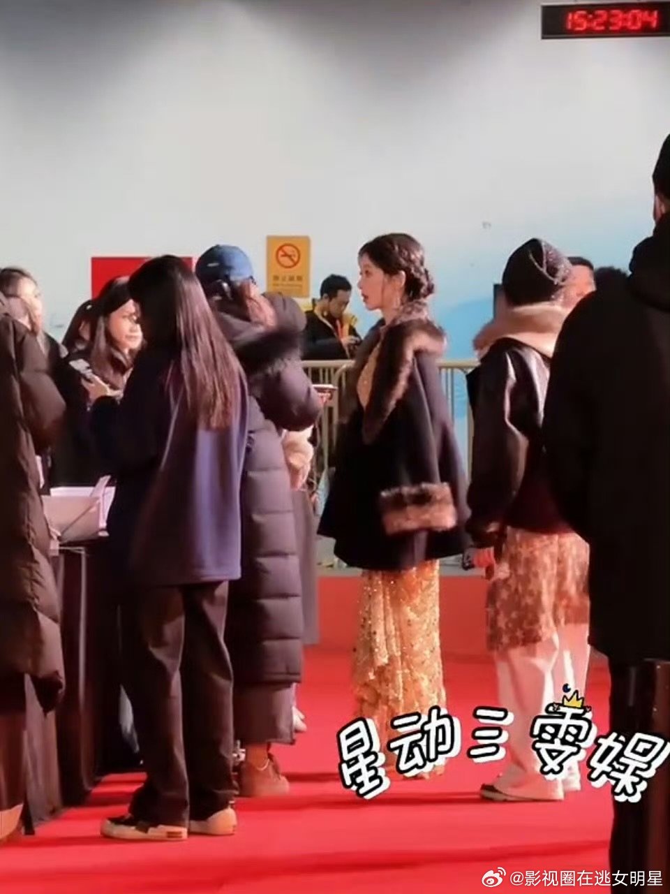 杨紫盘发金色长裙杨紫金色长裙造型杨紫微博之夜路透，盘发金色长裙好美 