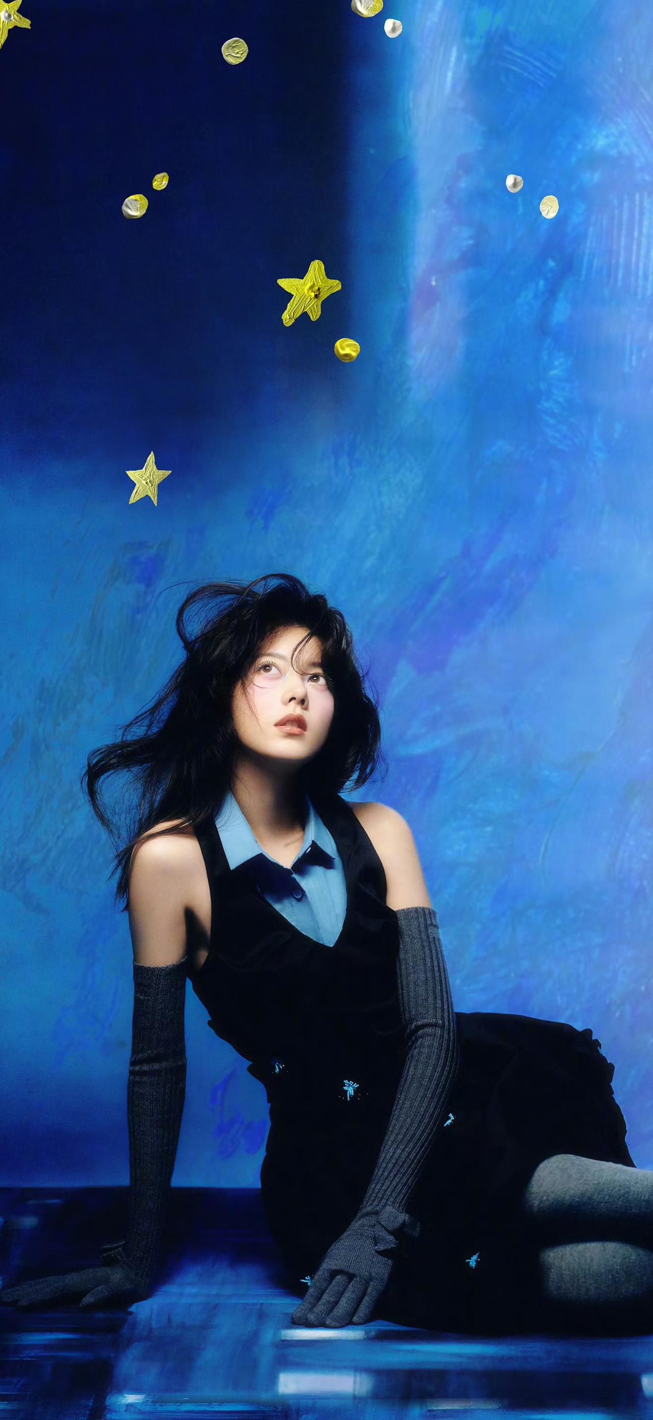 梦幻少女风，蓝色背景下的时尚穿搭，散发着神秘与优雅的气息。赵今麦！！