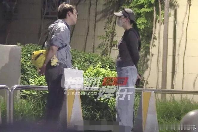 热依扎疑似怀孕有点像，又觉得正常，微胖一点就有这样的隆起 