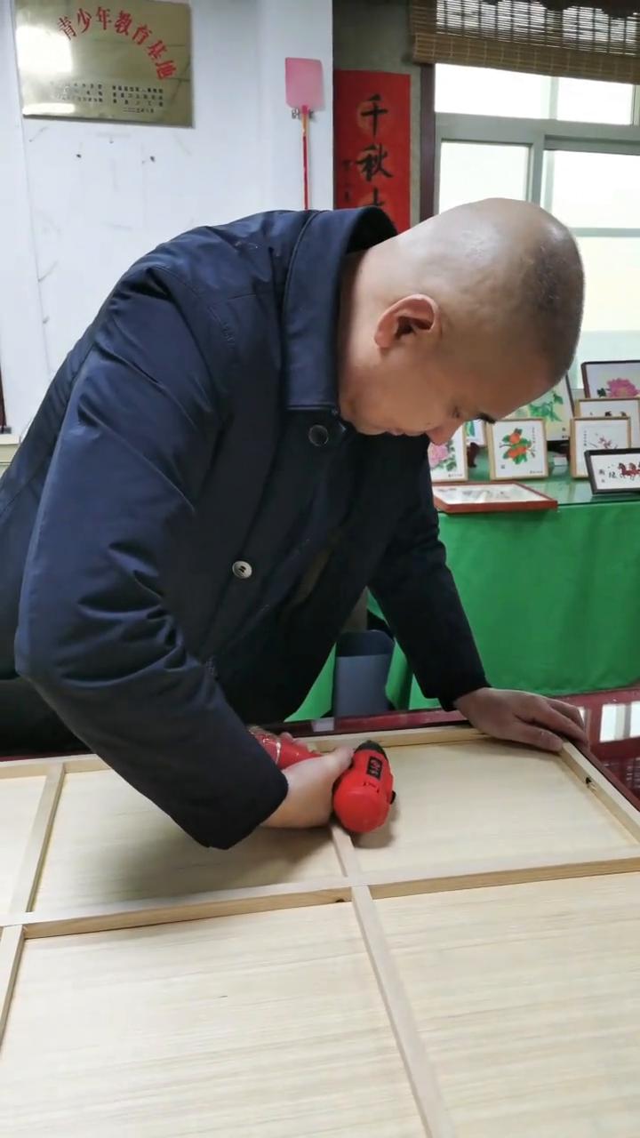 老板定做的小花卷图，适合放在办公室里的，特别漂亮。老板在装裱，看一下，好看吗？真