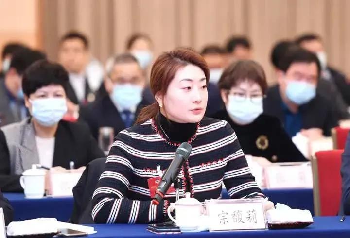 宗馥莉母女二人太好说话了，导致叔叔和外室蹬鼻子上脸，跑来欺负这娘俩。
宗庆后给自