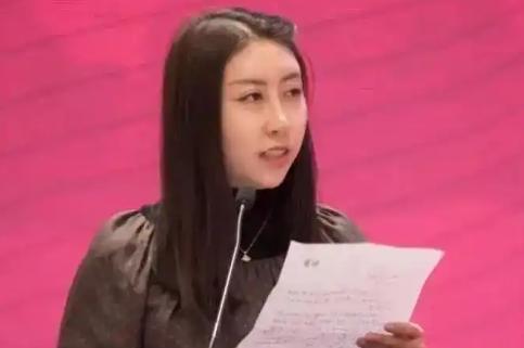 一条突然消息，
当代著名女诗人“贾浅浅”，
被西北大学连续重罚，
 
一直以来，