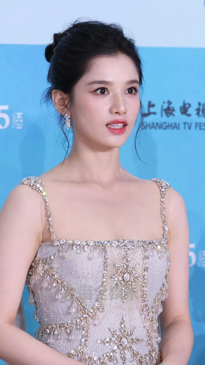 笑起来比太阳还要明媚啊张婧仪～～😊😊白玉兰红毯