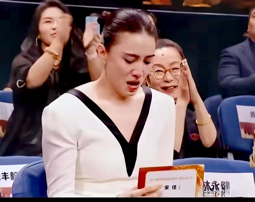 宋佳获得金鹰奖最佳女主角后，当场哭了起来，深吸了好几口气才缓过来，她站起身后并没