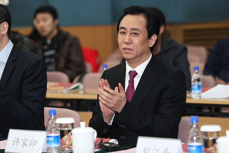 当年以2.4万亿负债创下国内企业违约纪录，从登顶中国首富到站在被告席上，许家印这