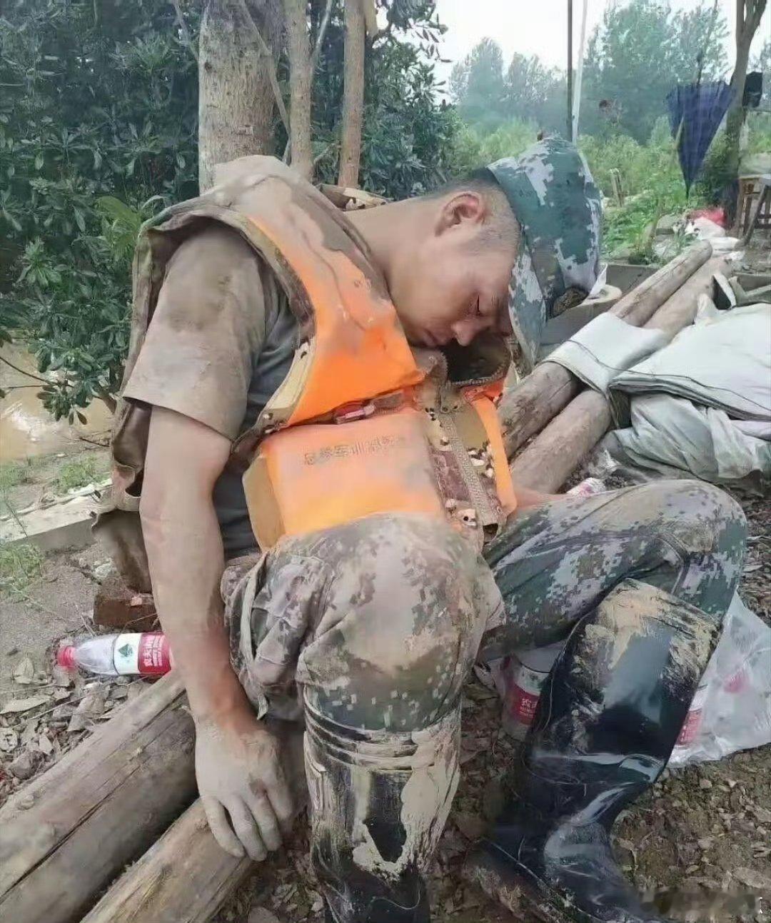 抗洪救灾，满身淤泥的战士，太疲惫了，靠在一棵树旁睡着了！大灾大难最可靠永远是人民