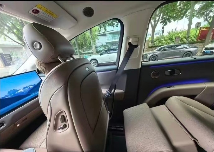 网传这是全新理想i8 ﻿﻿ 的内饰？这么一看大连屏在的，应该都会同步上8797，