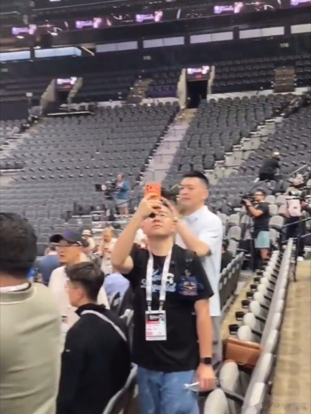 NBA媒体训练日，捕捉到一个拿着手机拍拍拍的杨鸣指导，好了，下一段vlog的素材