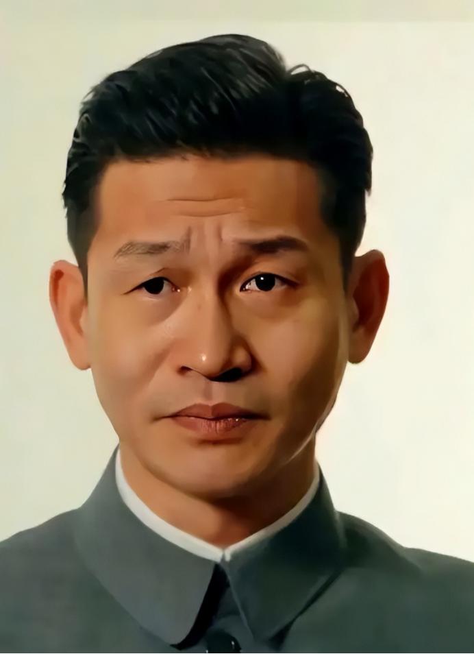 有一次，张艺谋问余皑磊：“有个男三号，演不演？”他接了，结果没火。不久，张艺谋又