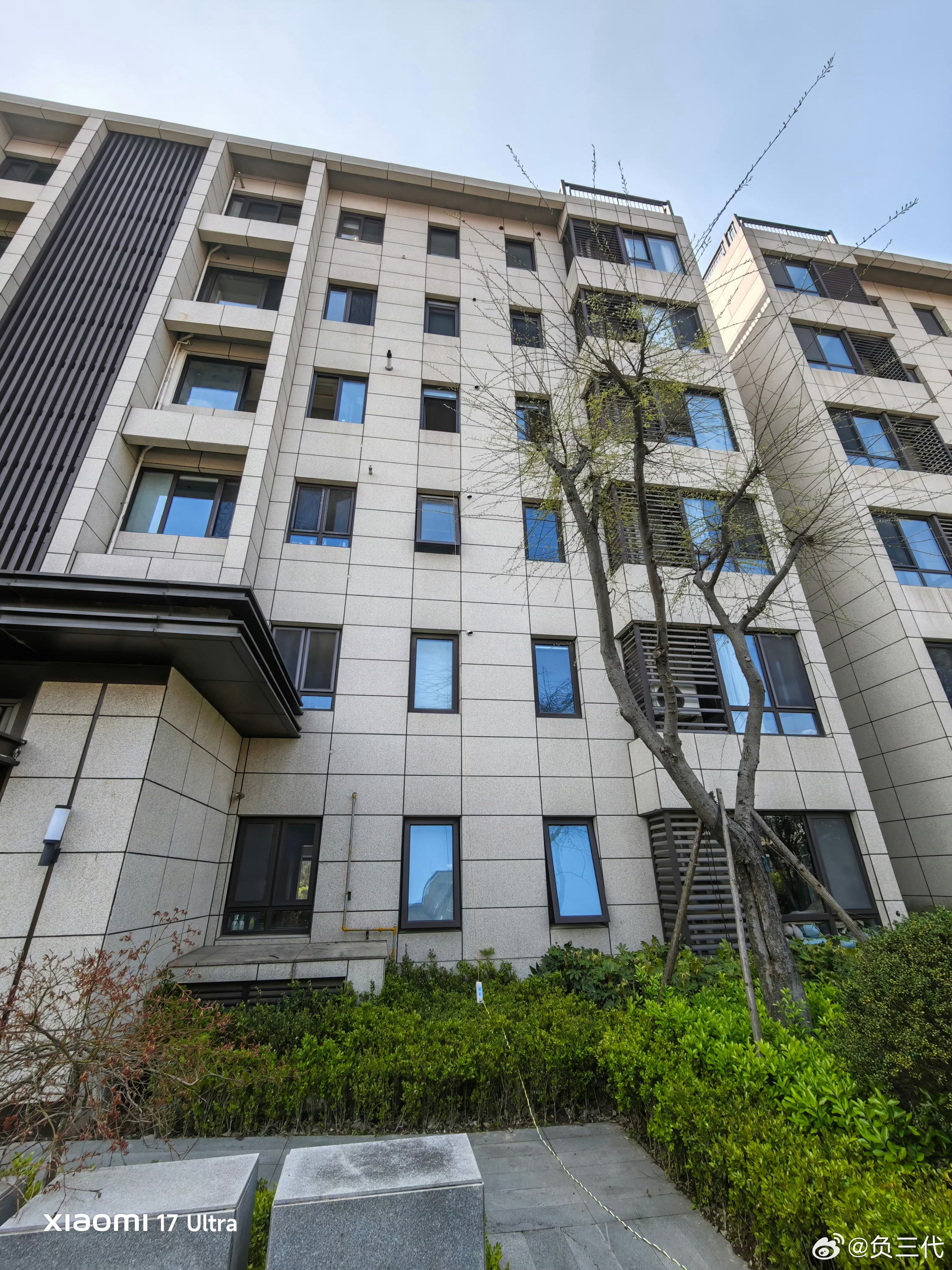 有网友拍到小区里，一位新能源汽车车主从4楼飞线下来给汽车充电。特别能理解新能源汽