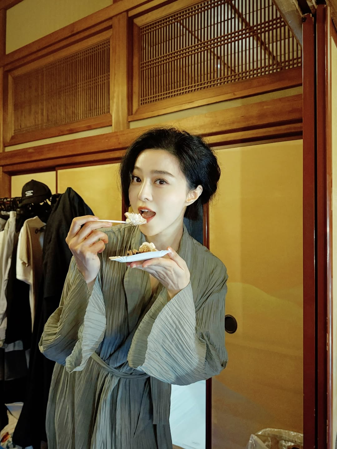 今天是冰冰生日🎂 在《疯癫老人日记》剧组度过🎬 一分钟视频创作季（素材源自网
