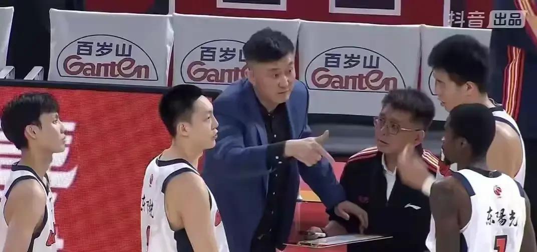 迪亚洛5犯离场，广东18岁小将6分锁死他
 
山西外援被吹到板凳，广东新人陈家政