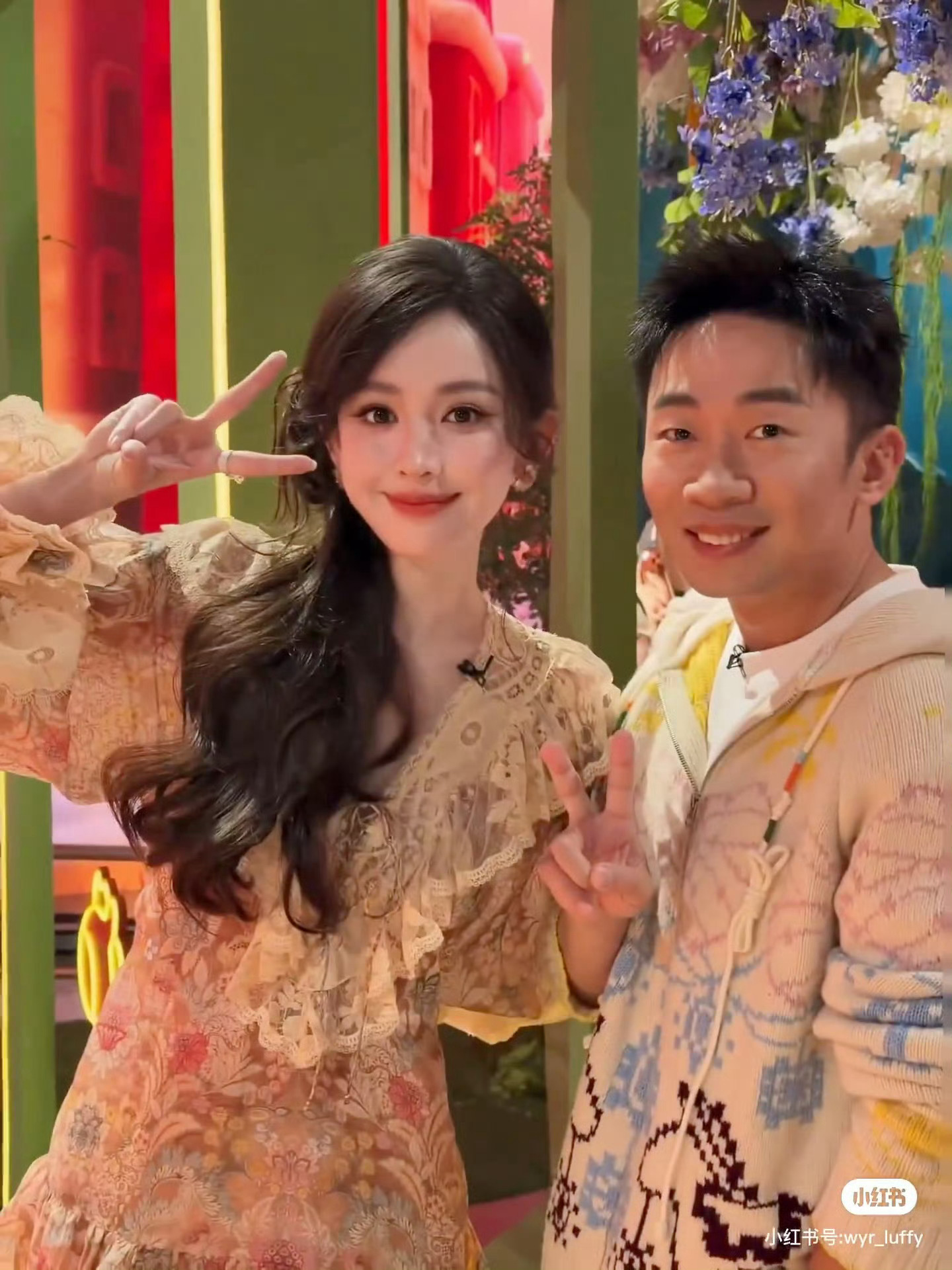 天呐 这个博主好会形容啊….我还想说怎么可能有快溢到别人脸上的美这种好事 一点开