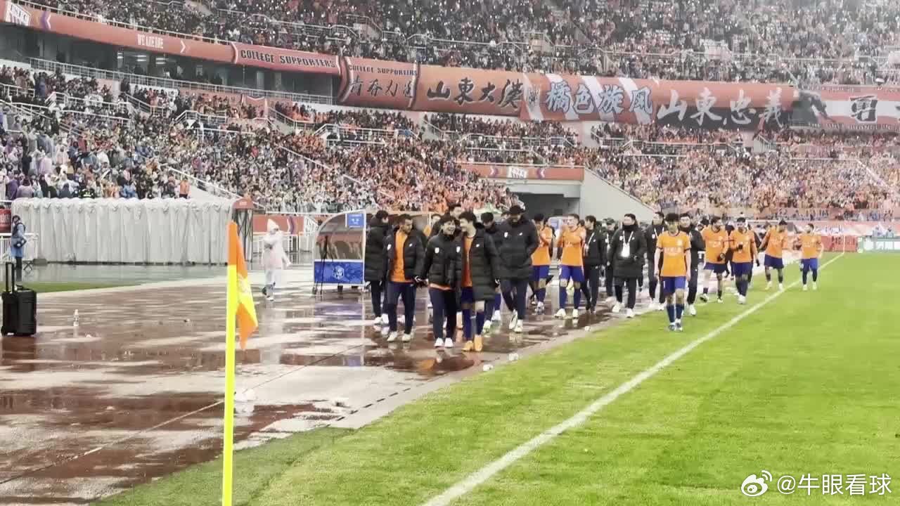 【谢场视频】泰山队2-1国安，积分清零，赛后球员开心庆祝，谢文能玩“we are