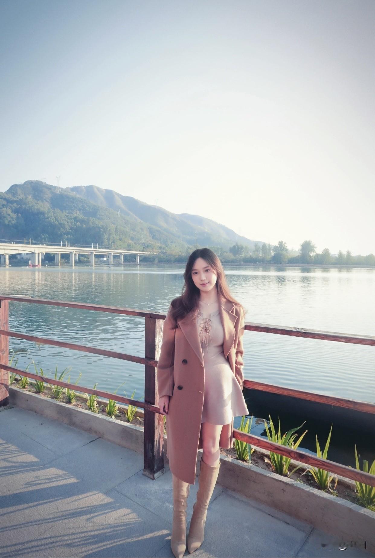 如何给女友拍性感和可爱的照片水边佳人立，风姿似画里。