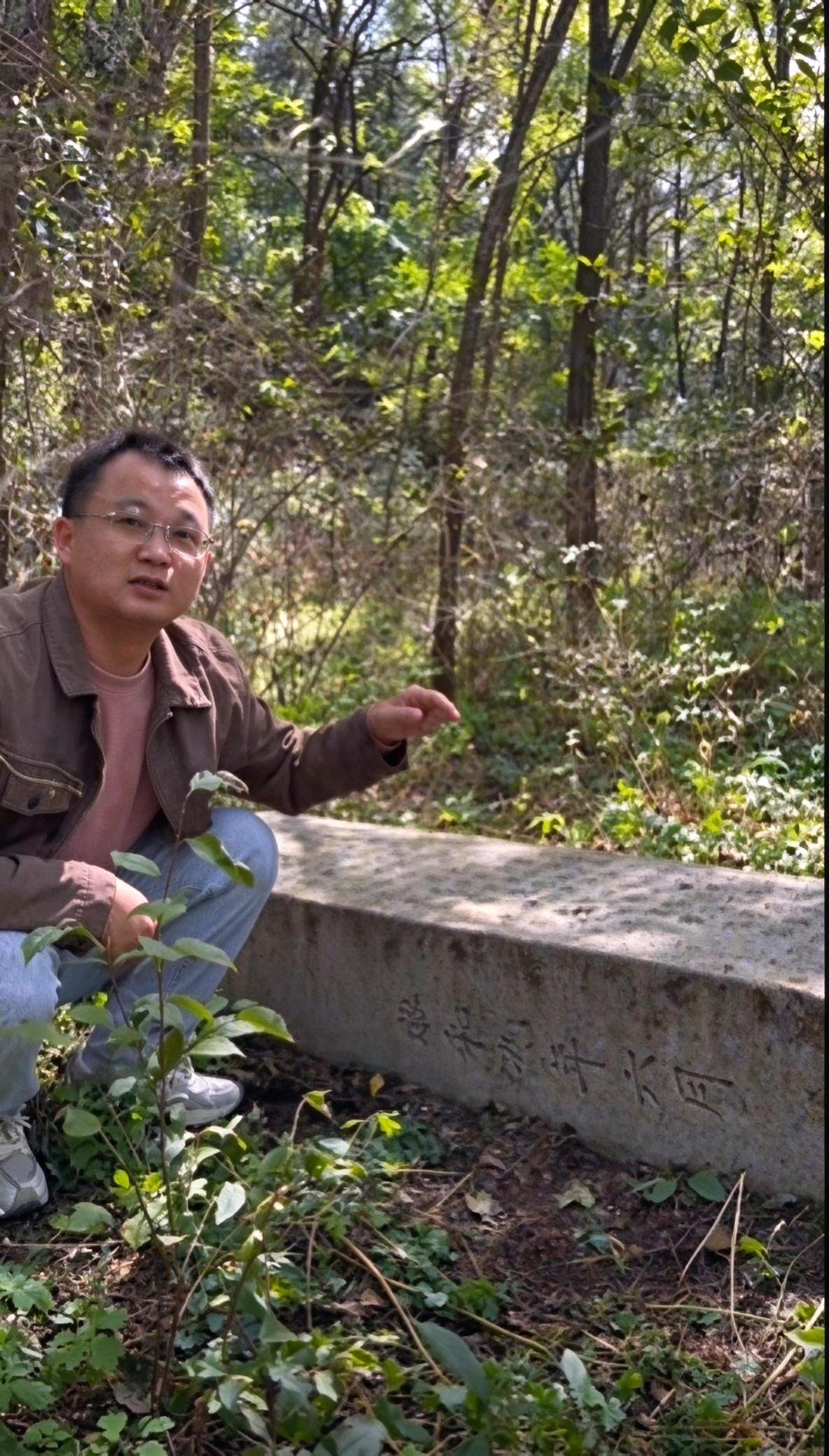 抚顺发现日军大佐墓碑，已放置平顶山纪念馆


抚顺一公厕旁发现一块石碑，为日俄战