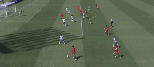 王霜啊！这真是停不住了！体能到极限了！这球挣不到，也不该冲撞门将的，黄牌一张，下