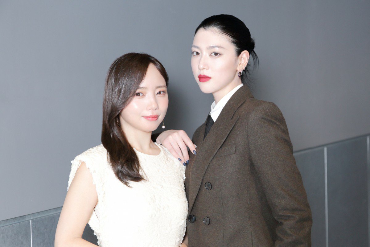 日娱新闻  三吉彩花  演员、模特三吉彩花和演员齐藤京子出席了由TikTok和东