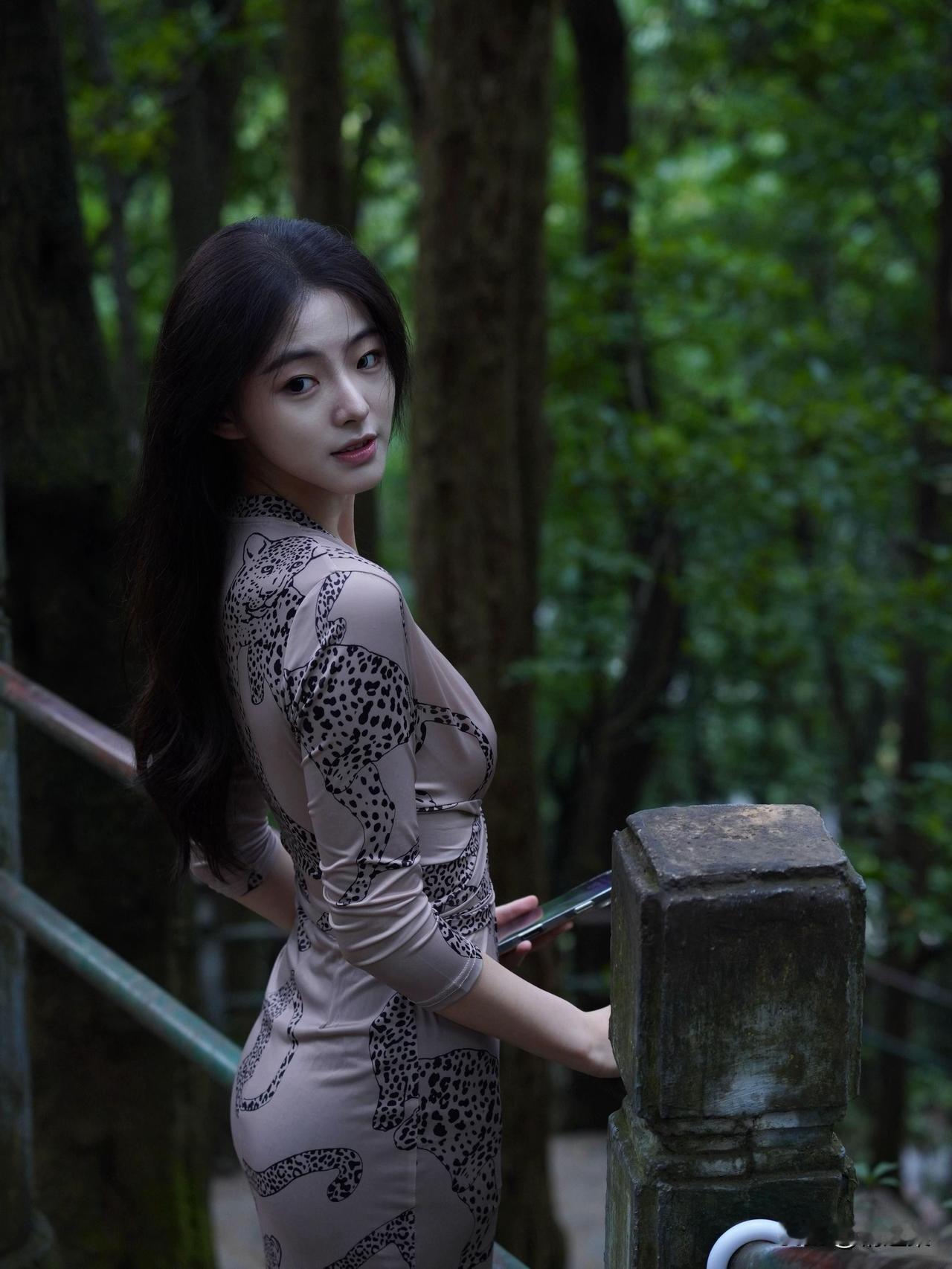 林间美人倚栏杆，古风犹存意自闲。