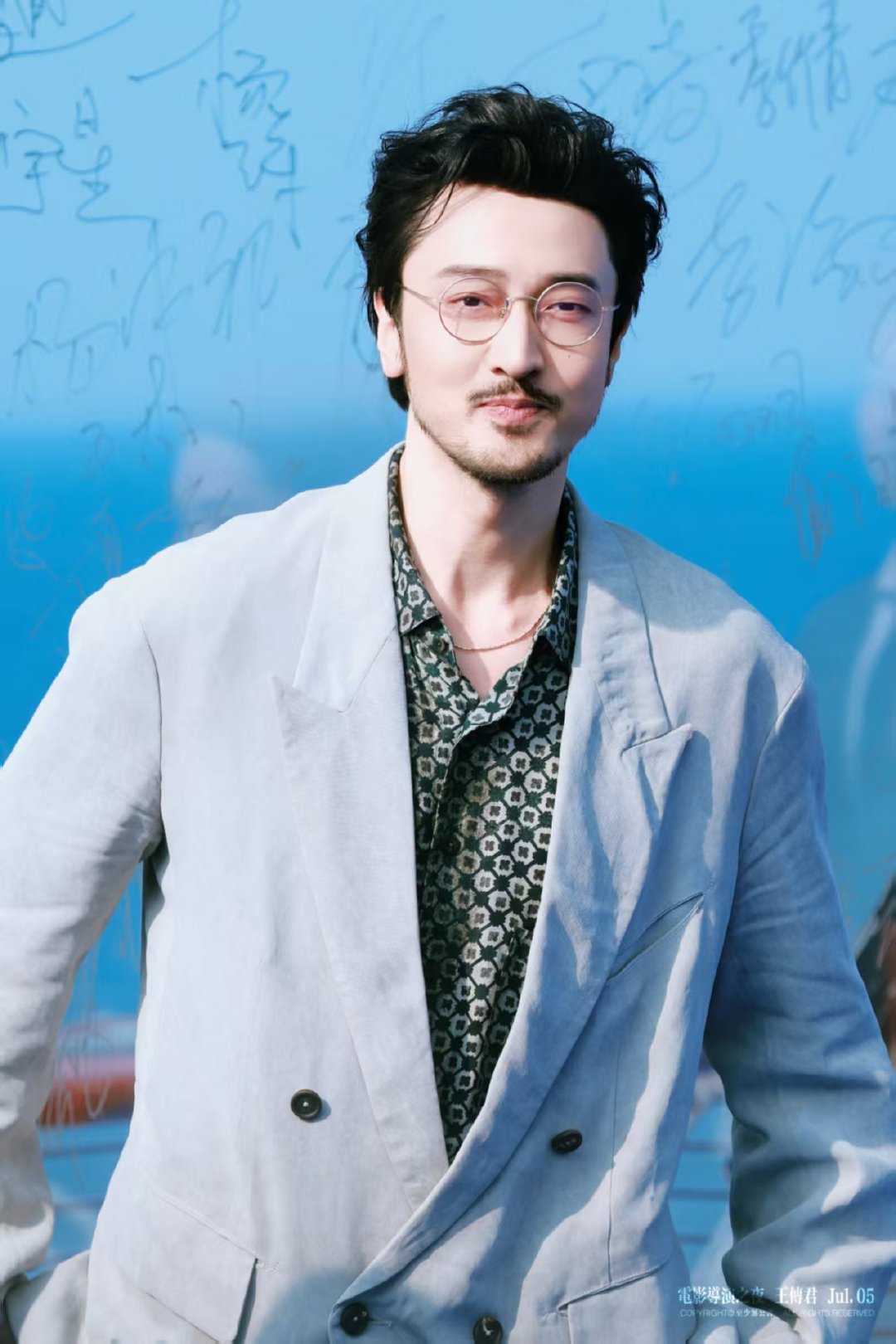 王传君鞠躬式饭撒获赞 很多明星饭撒偏爱比心挥手，王传君另辟蹊径，用鞠躬回应粉丝。