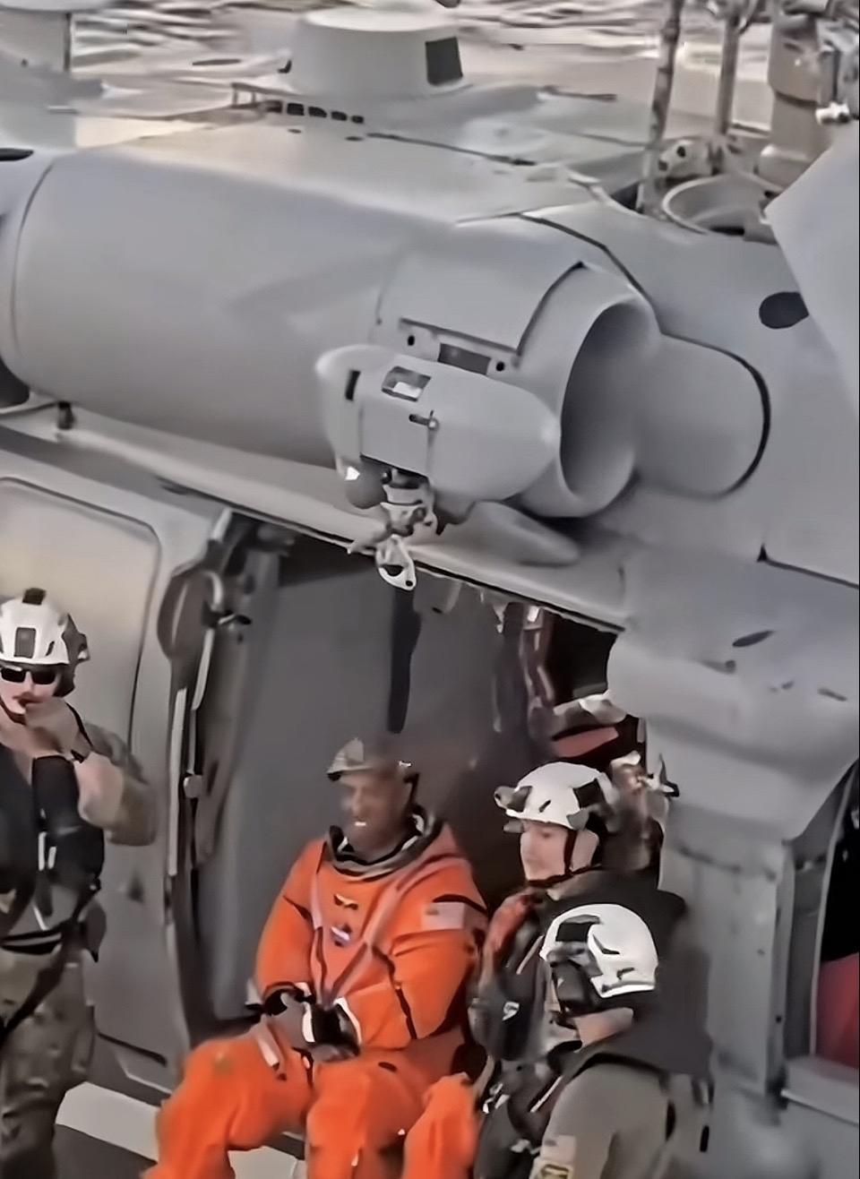 云中飞将乘龙去，万里长空任遨游。