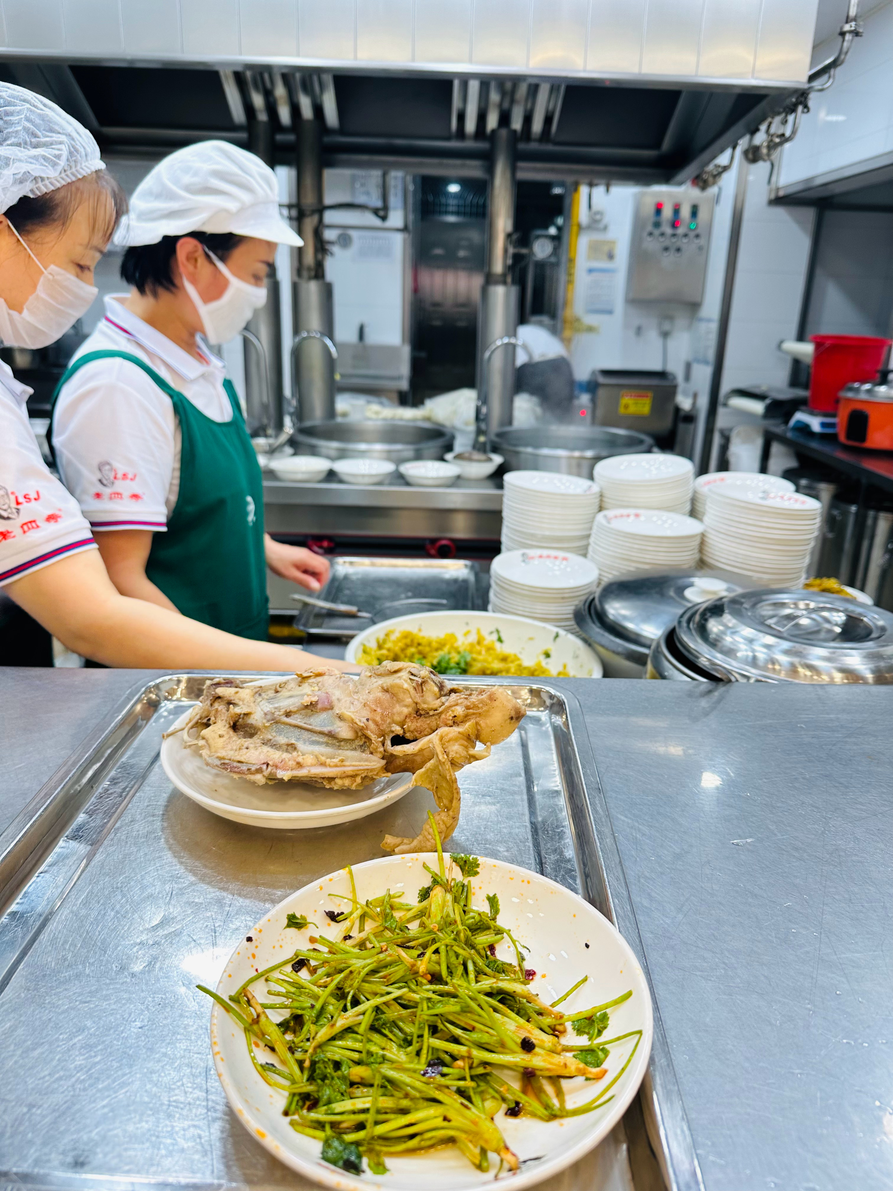旅行 沈阳第一顿必须安排鸡架啊！第一次吃这样的自己动手拌的鸡架，感觉还行，很能接
