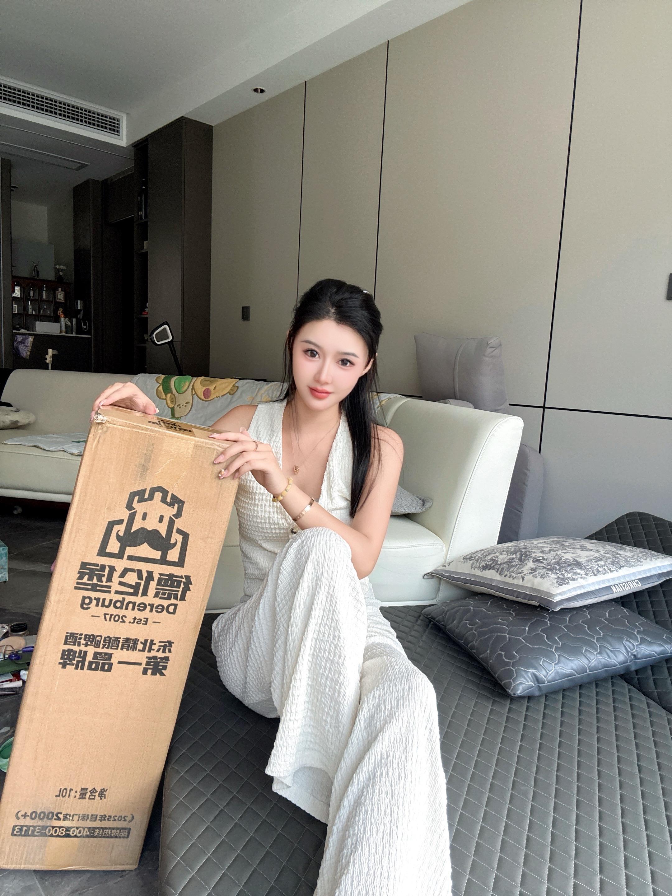 七夕快到了  喜欢什么跟姐说 姐给你买  但不要超过三块钱 姐不喜欢太物质的