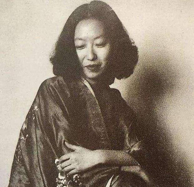 1995年，张爱玲在美国出租屋内去世，尸体一周后才被发现。她一丝不挂地躺在床上，