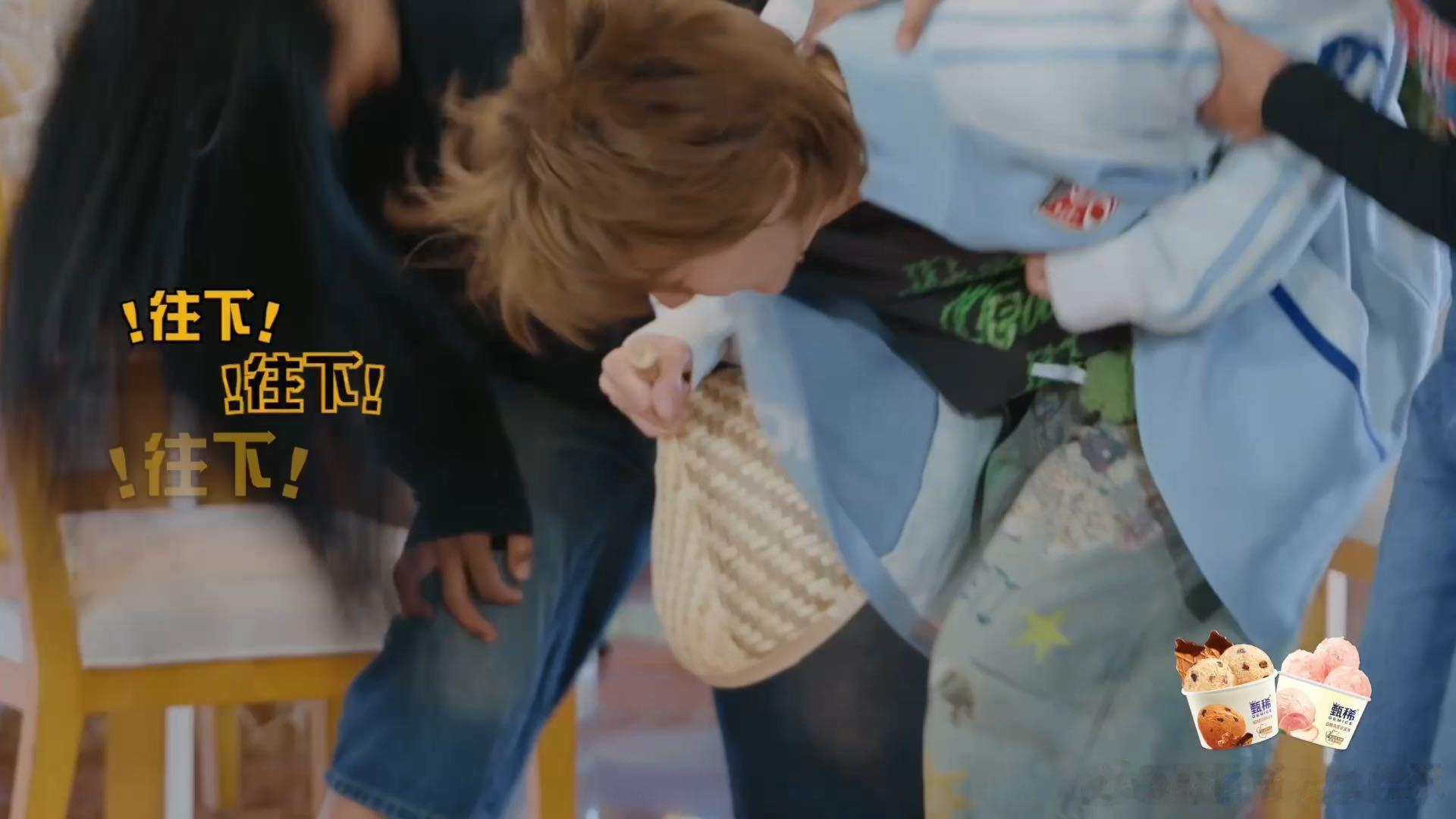 鹿晗被硬控来了一段甩发舞鹿晗被按着甩头哈哈哈哈哈 鹿晗被硬控跳甩发舞的片段火了之