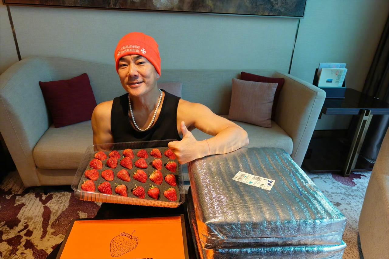 2月10日小年夜，
任贤齐高调发文，
感谢刘宇宁送来的家乡丹东草莓。

任贤齐晒