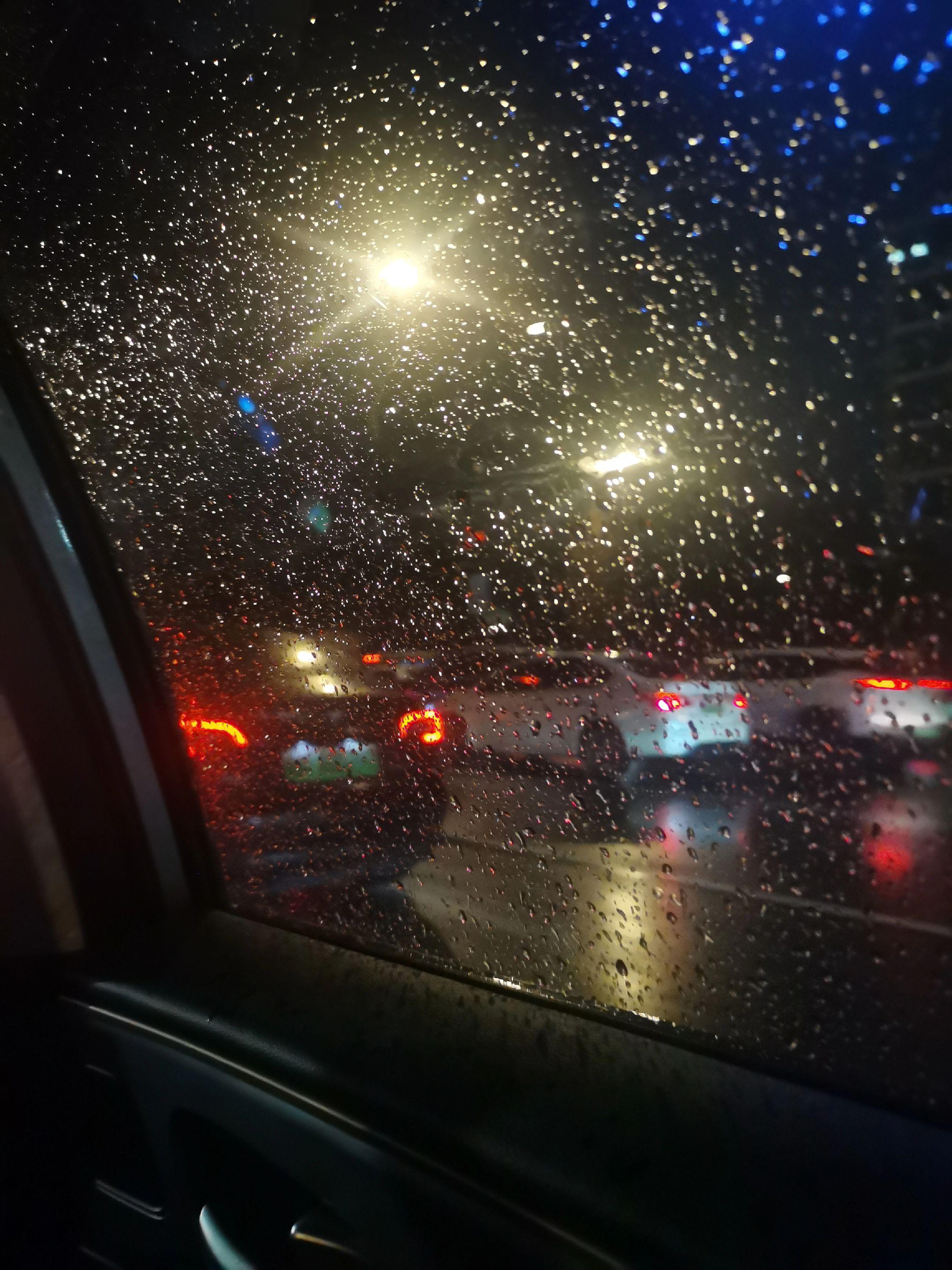 杭州你是不是有病？冬天下雨整我一身精湿的