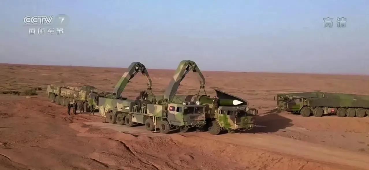 非常罕见！东风-26中远程弹道导弹的装填状态。

东风-26中远程弹道导弹的弹筒